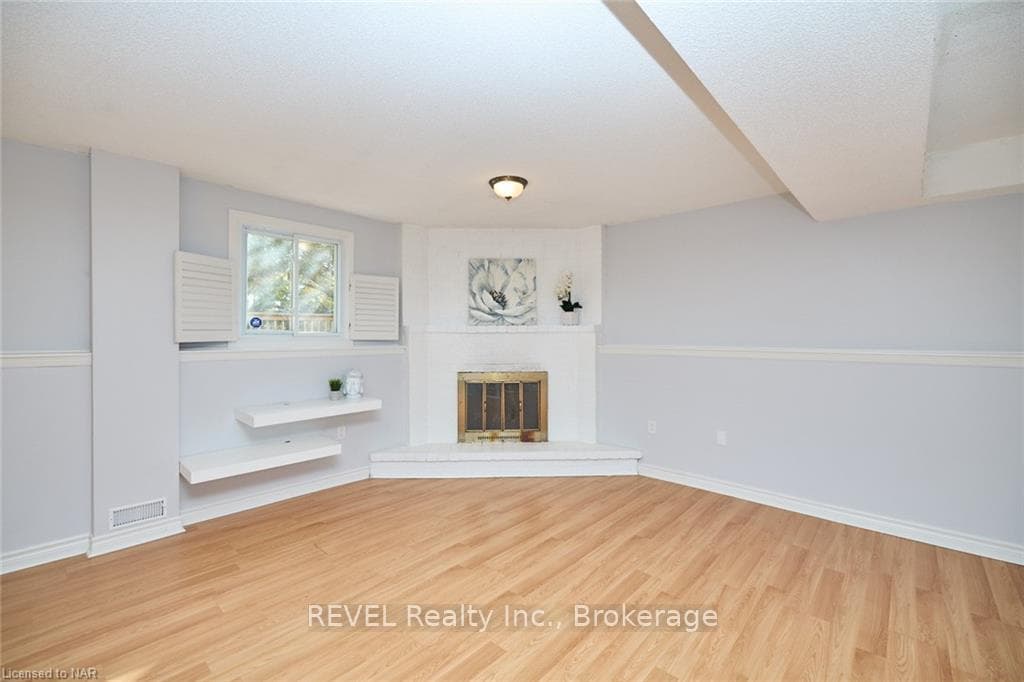 110 STRADA Boulevard photo 28
