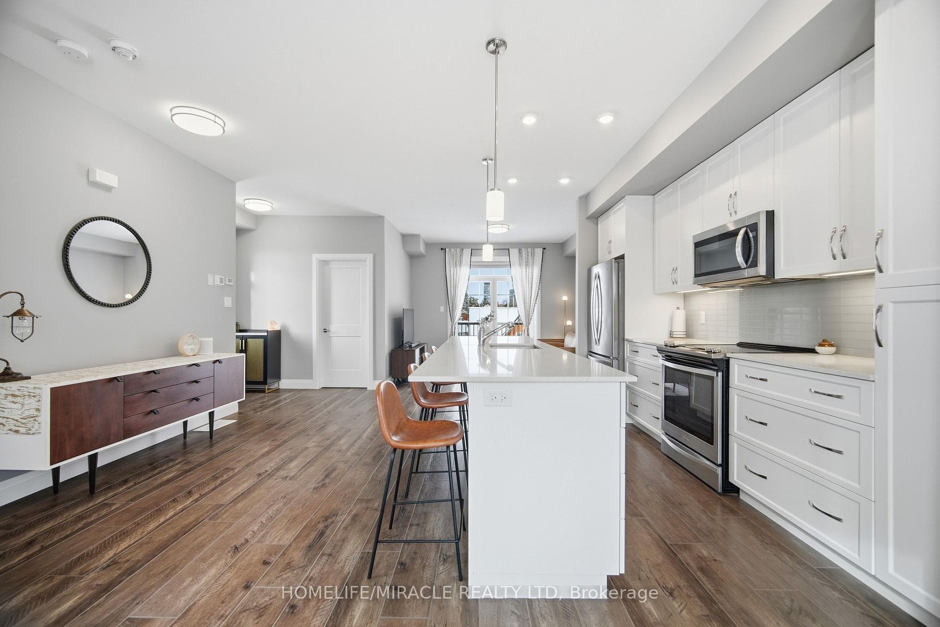 180 Benton Street photo 17
