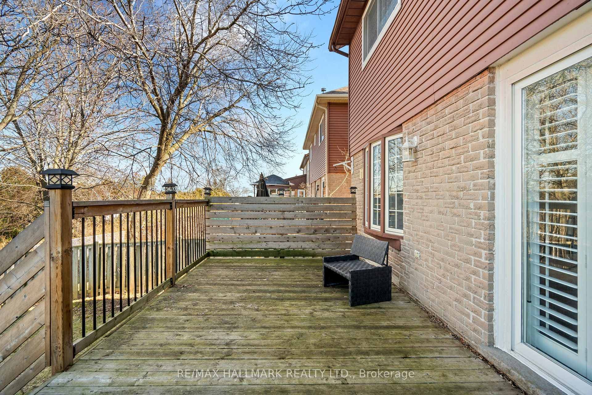 2394 Arnold Crescent photo 38