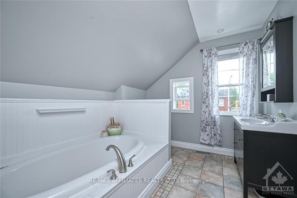 155 QUEEN Street photo 21