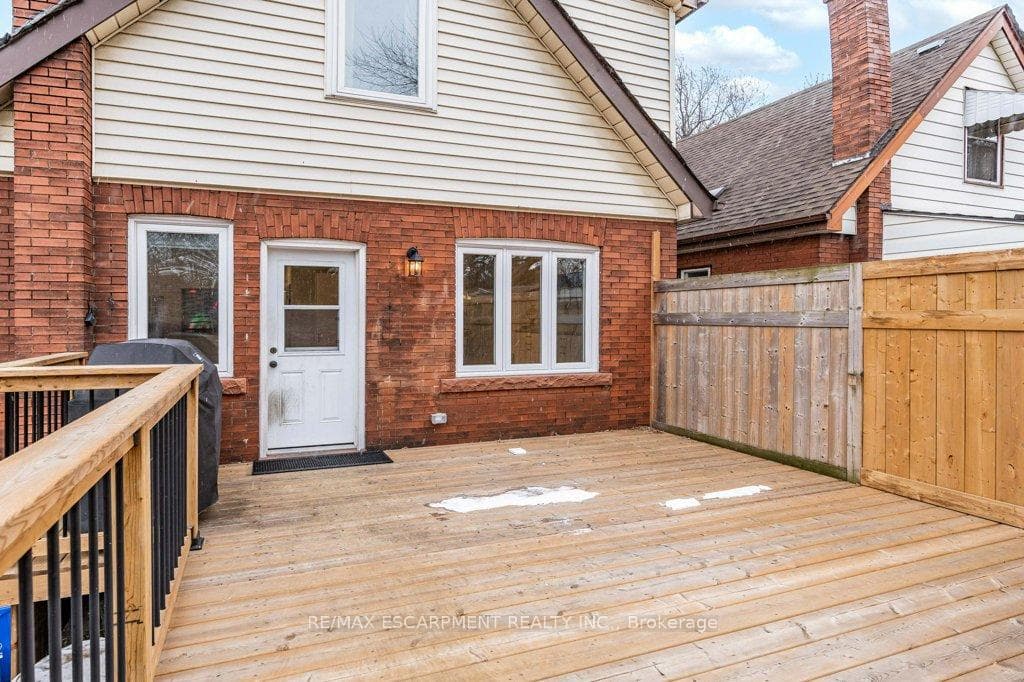 92 Graham Avenue photo 26