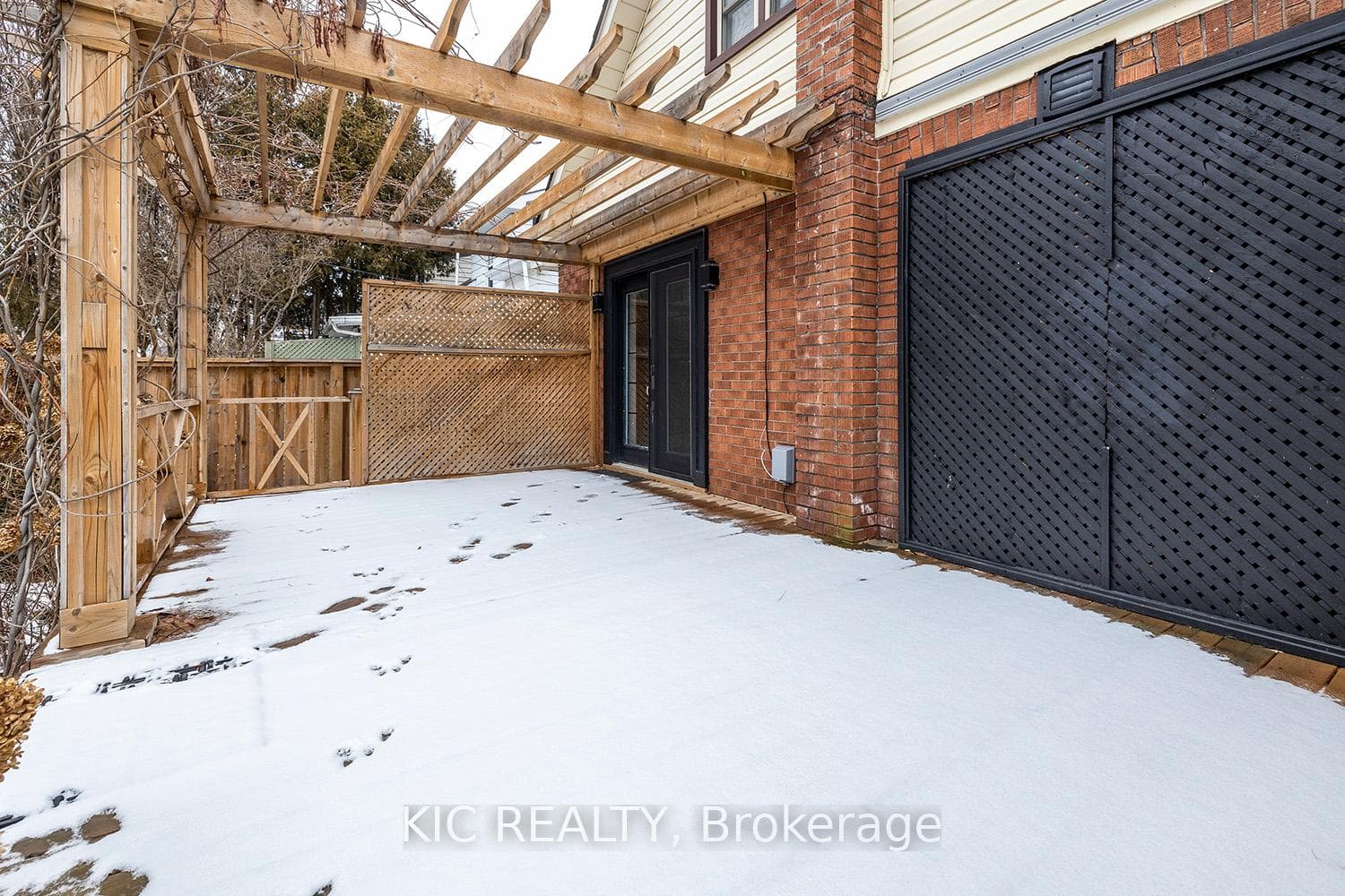 154 Roxborough Avenue photo 26