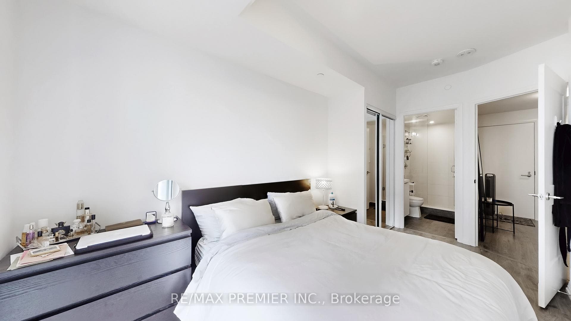 8 Widmer Street Unit 3711 photo 15