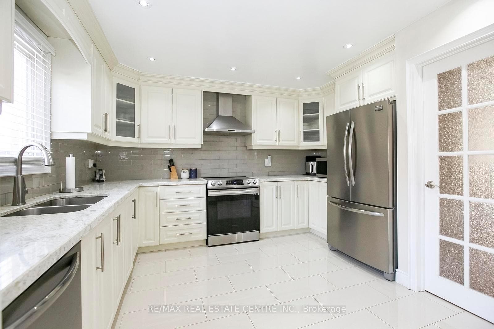 108 Moffatt Avenue photo 14
