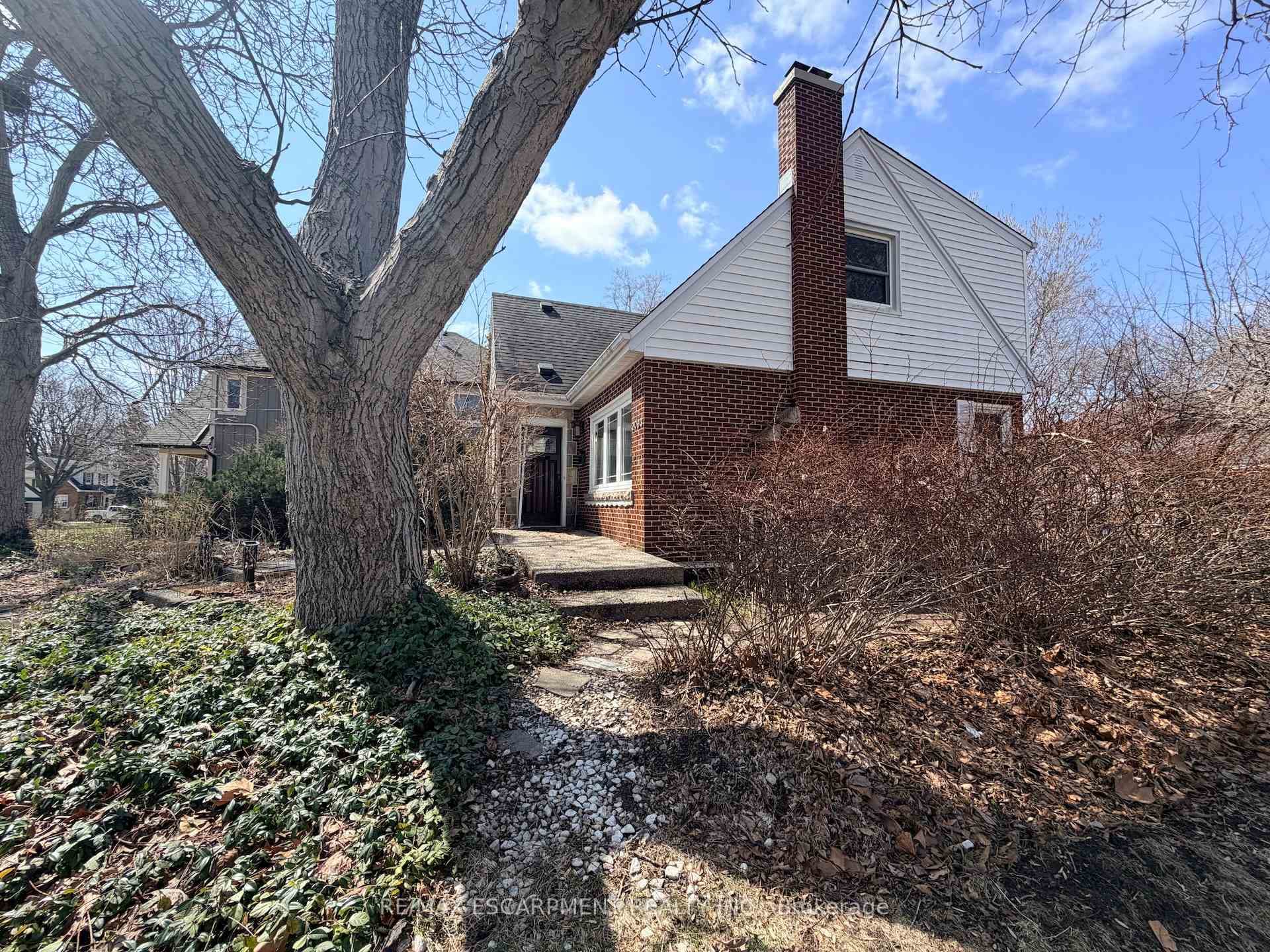 2093 Victoria Avenue photo 4