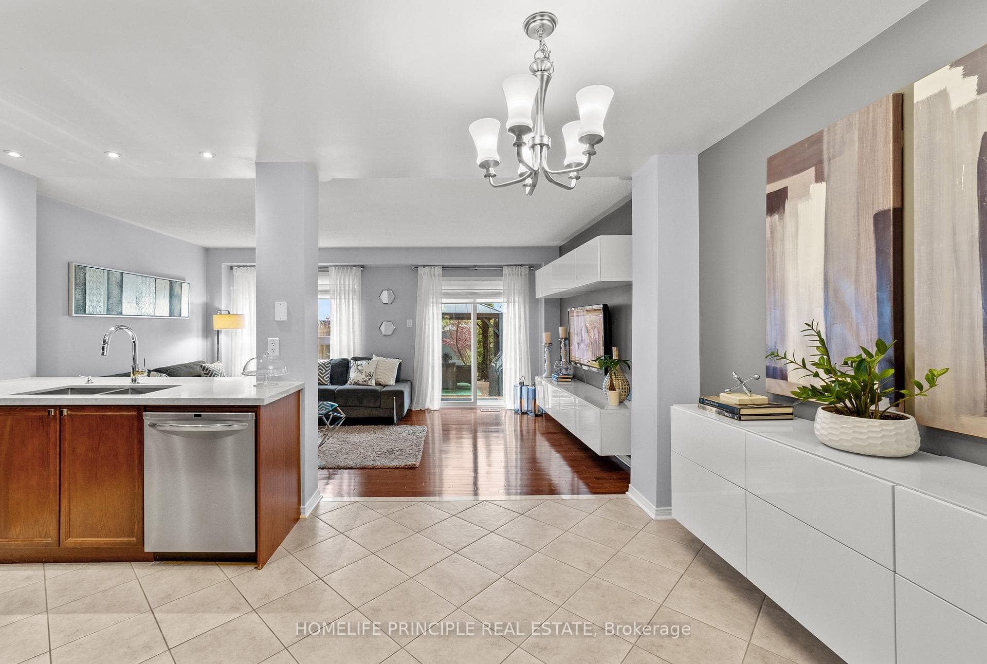 98 Oceanpearl Crescent photo 9