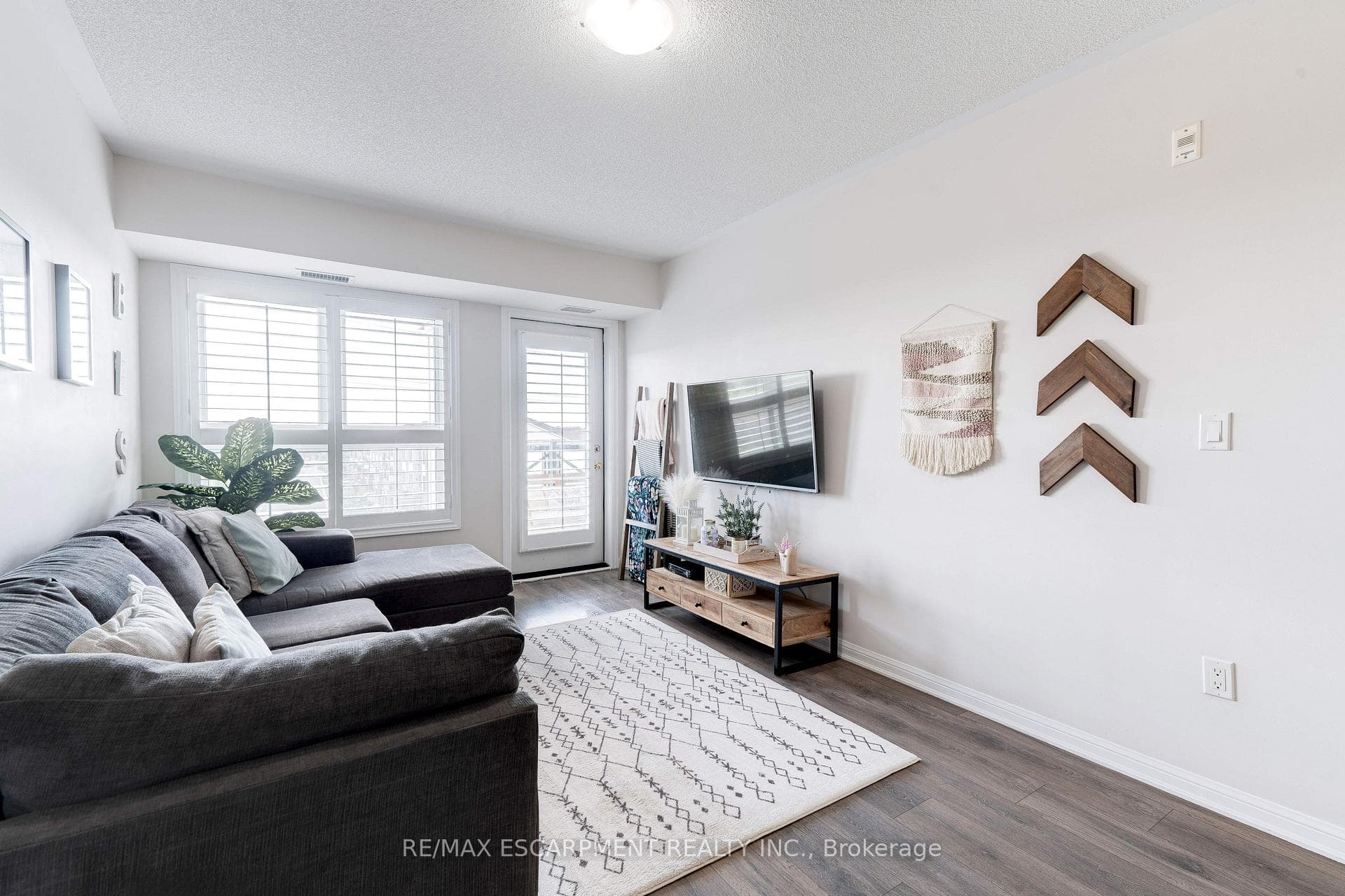 1045 Nadalin Heights Unit 406 photo 4