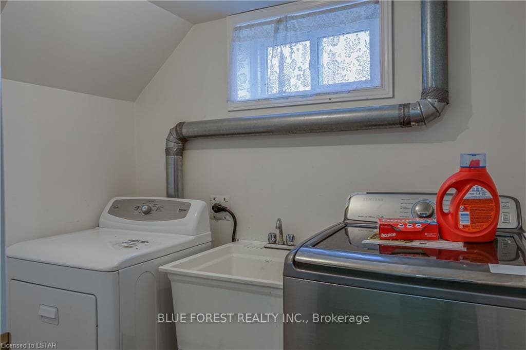 184 Kirkland Crescent photo 32