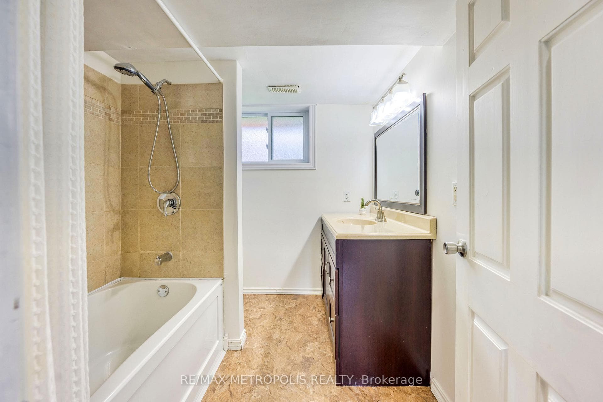 485 Bentinck Drive photo 26