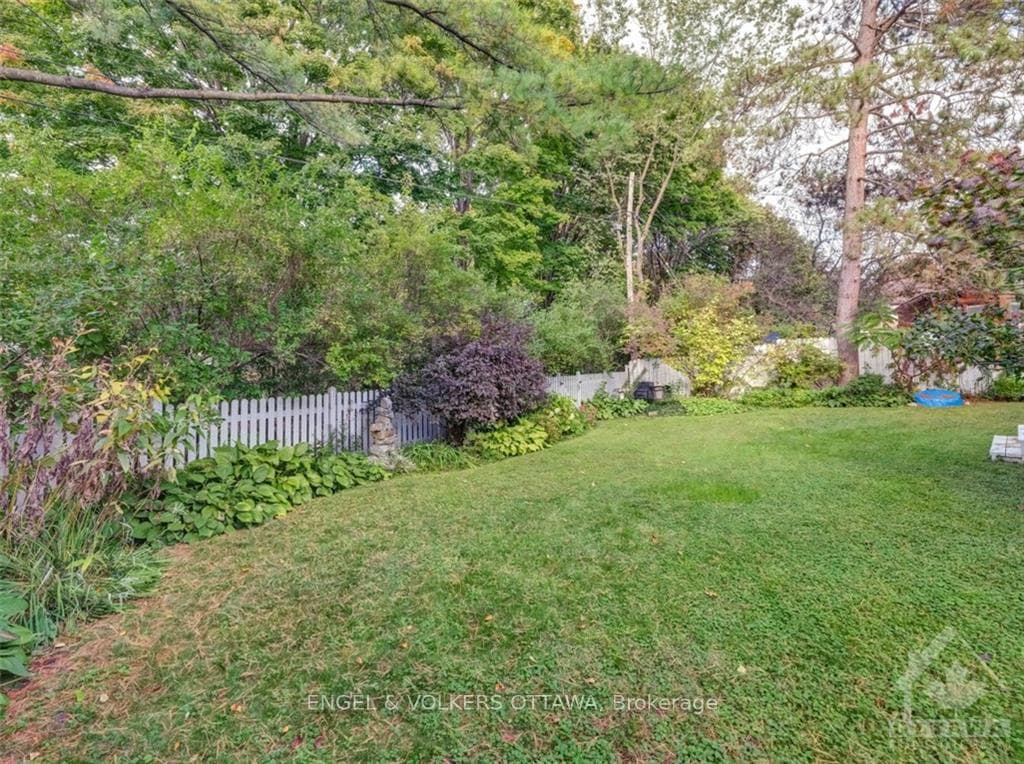 33 FARNHAM Crescent photo 28