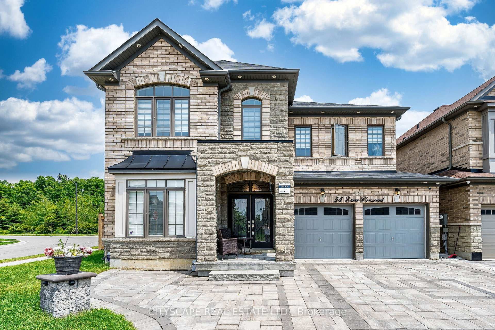54 Ezra Crescent photo 1