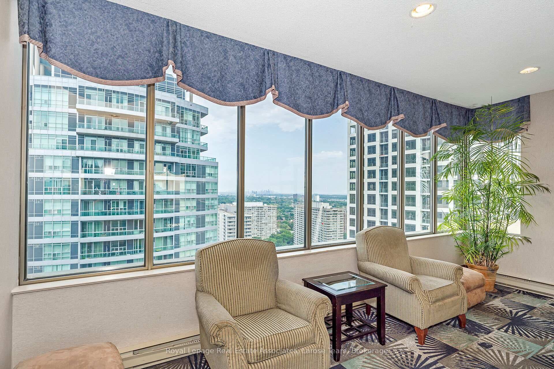 55 Elm Drive Unit Ph02 photo 42