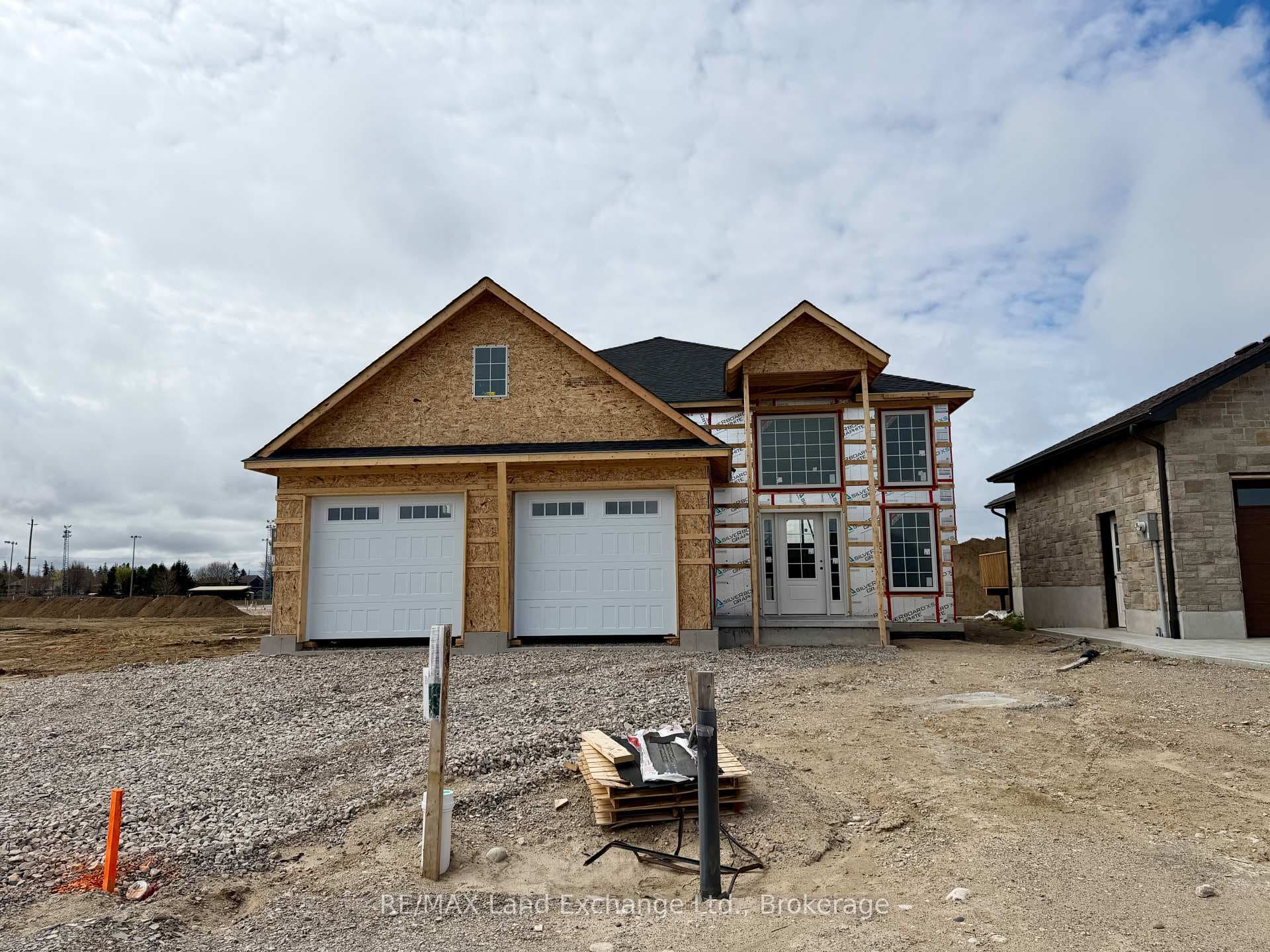 1470 Sqft on the Main Floor plus a Finished Bsmt