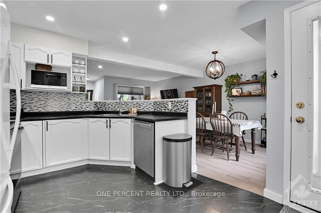 468 LAWLER Crescent photo 14