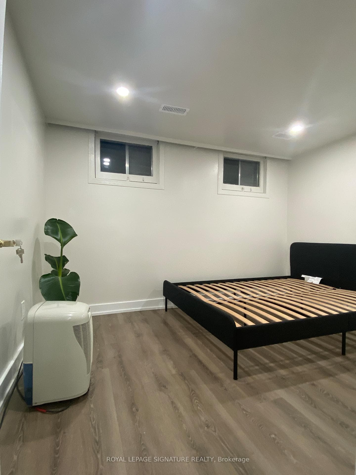 523 Rupert Avenue Unit All inclusive Basement photo 8
