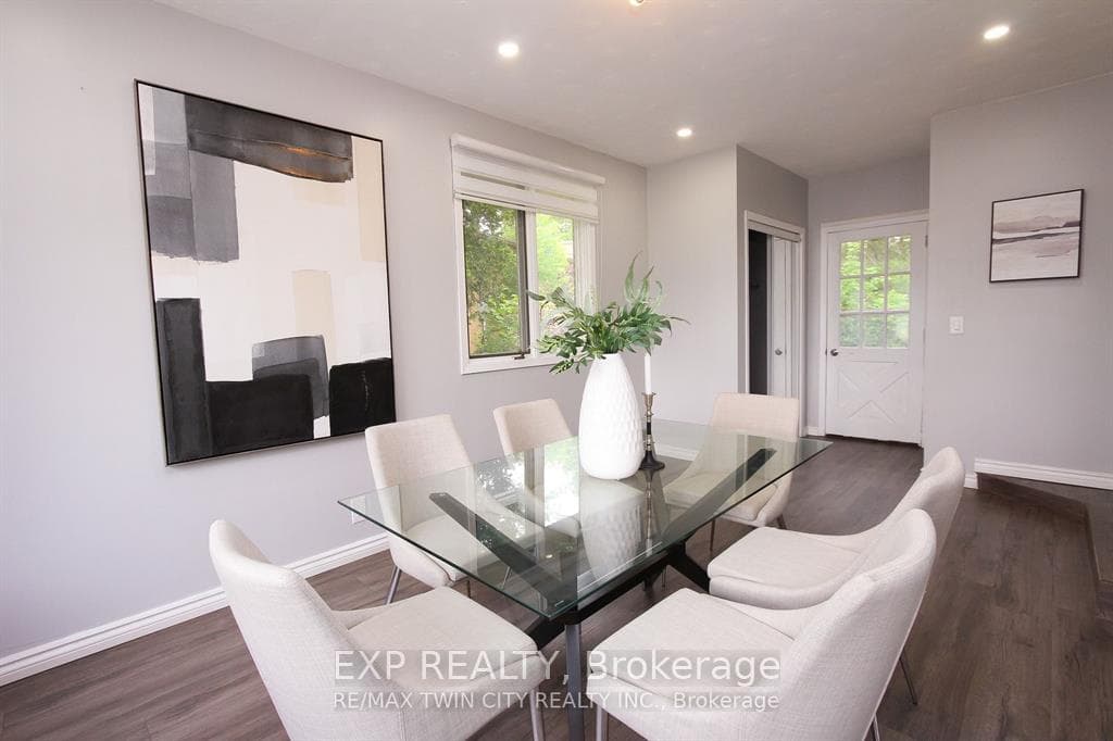 284 Cedar Crescent photo 13