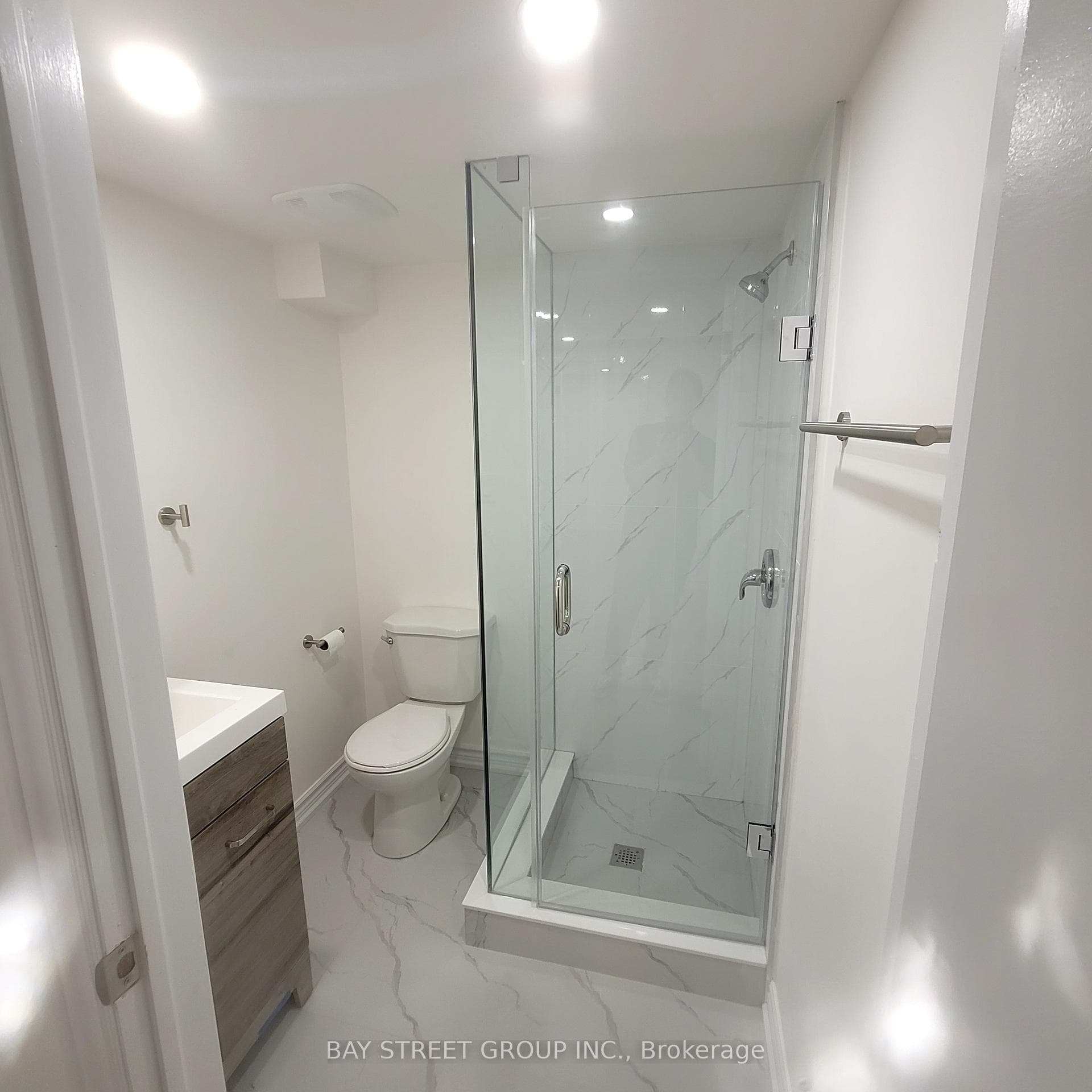 892 Carnaby Crescent photo 2