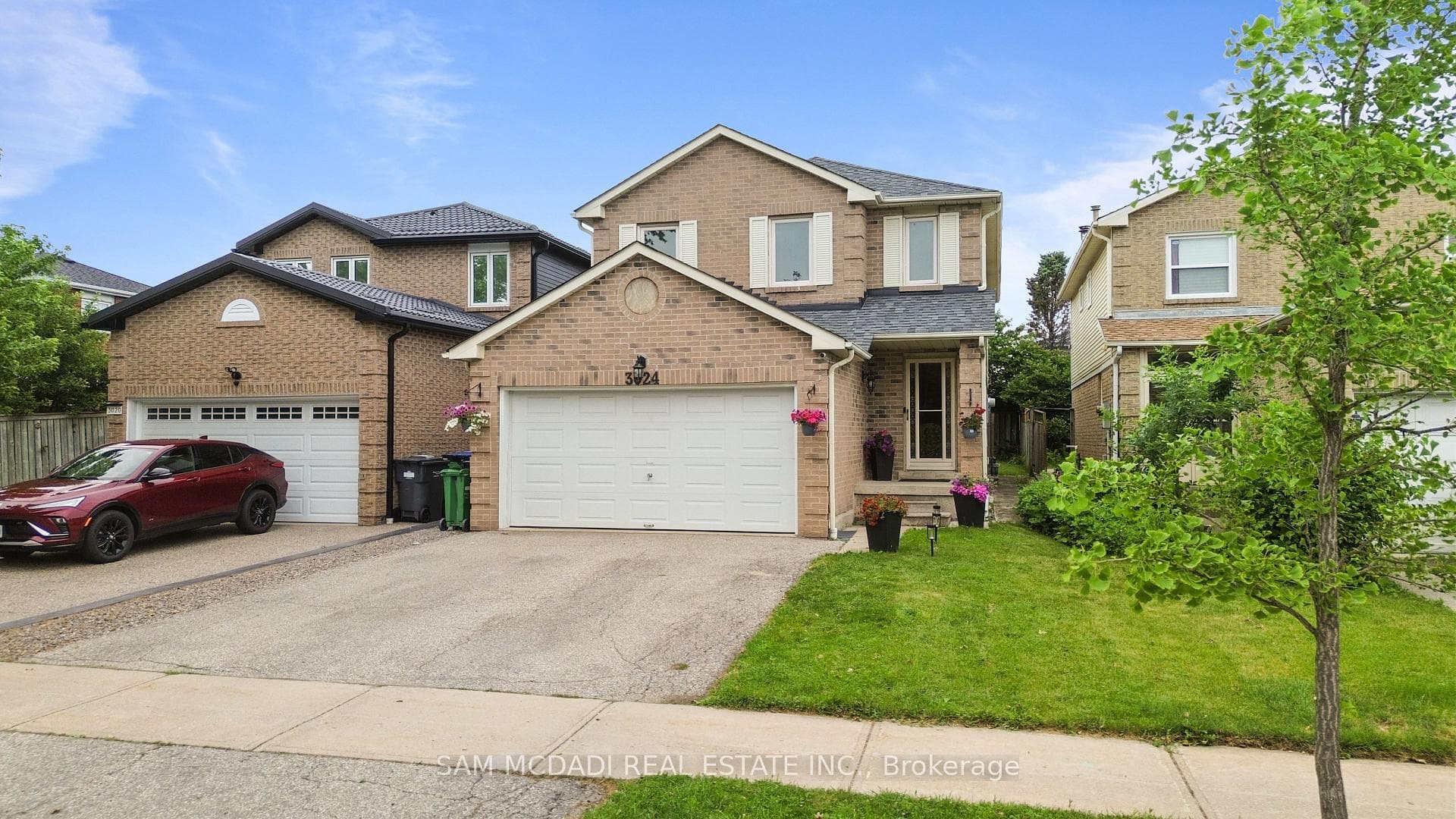 3024 Valcourt Crescent photo 2