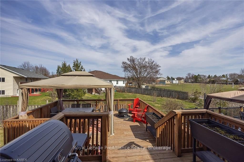 1884 BERRYWOOD Crescent photo 46