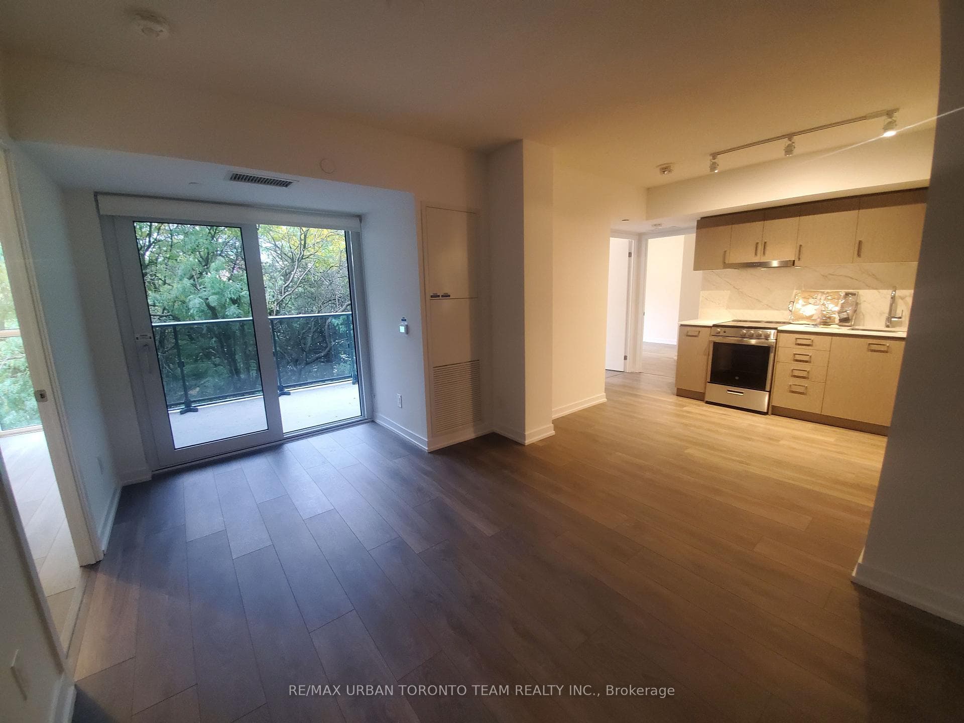219 Dundas Street Unit 302 photo 8