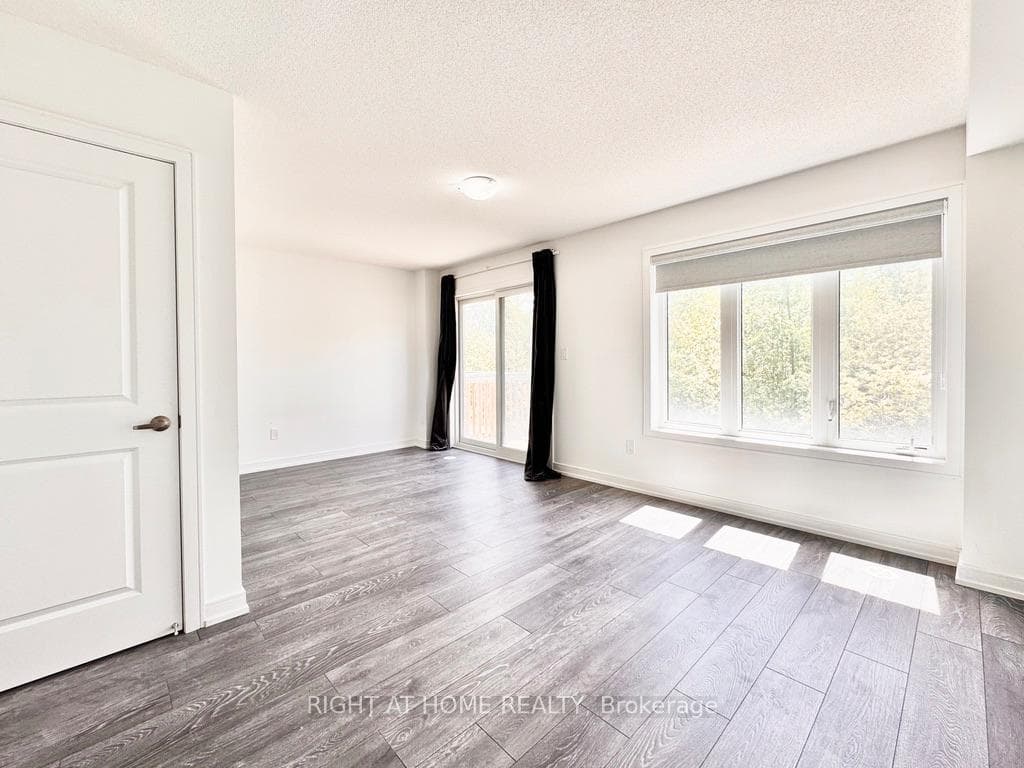 16 Blue Forest Crescent photo 18