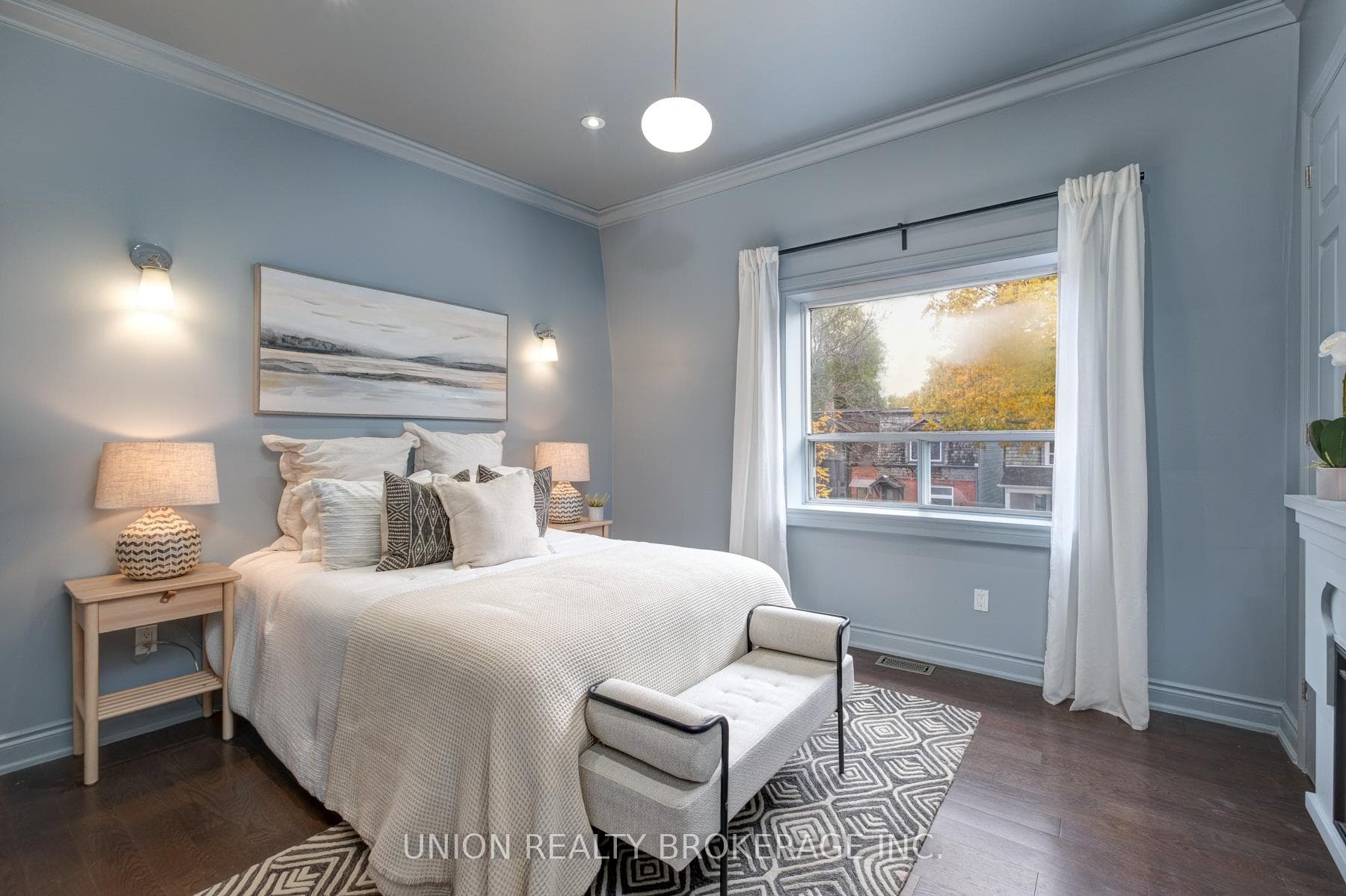Primary Bedroom w/Vaulted Ceiling and 2-Pc Ensuite