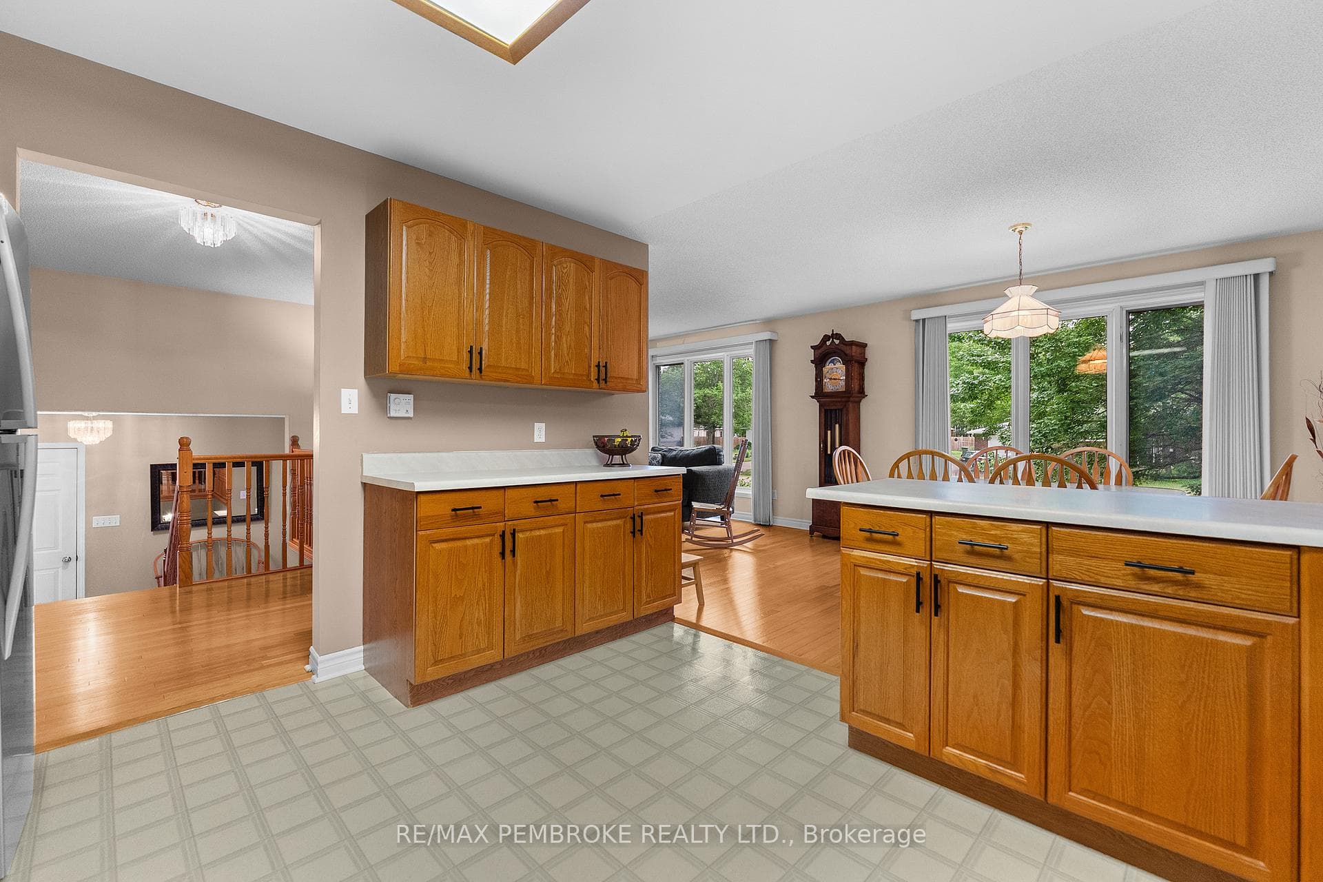 44 Ravenwood Crescent photo 15