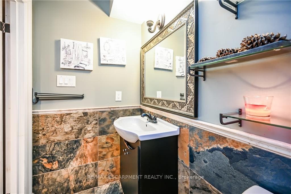 129 Thames Way Unit Lower photo 19
