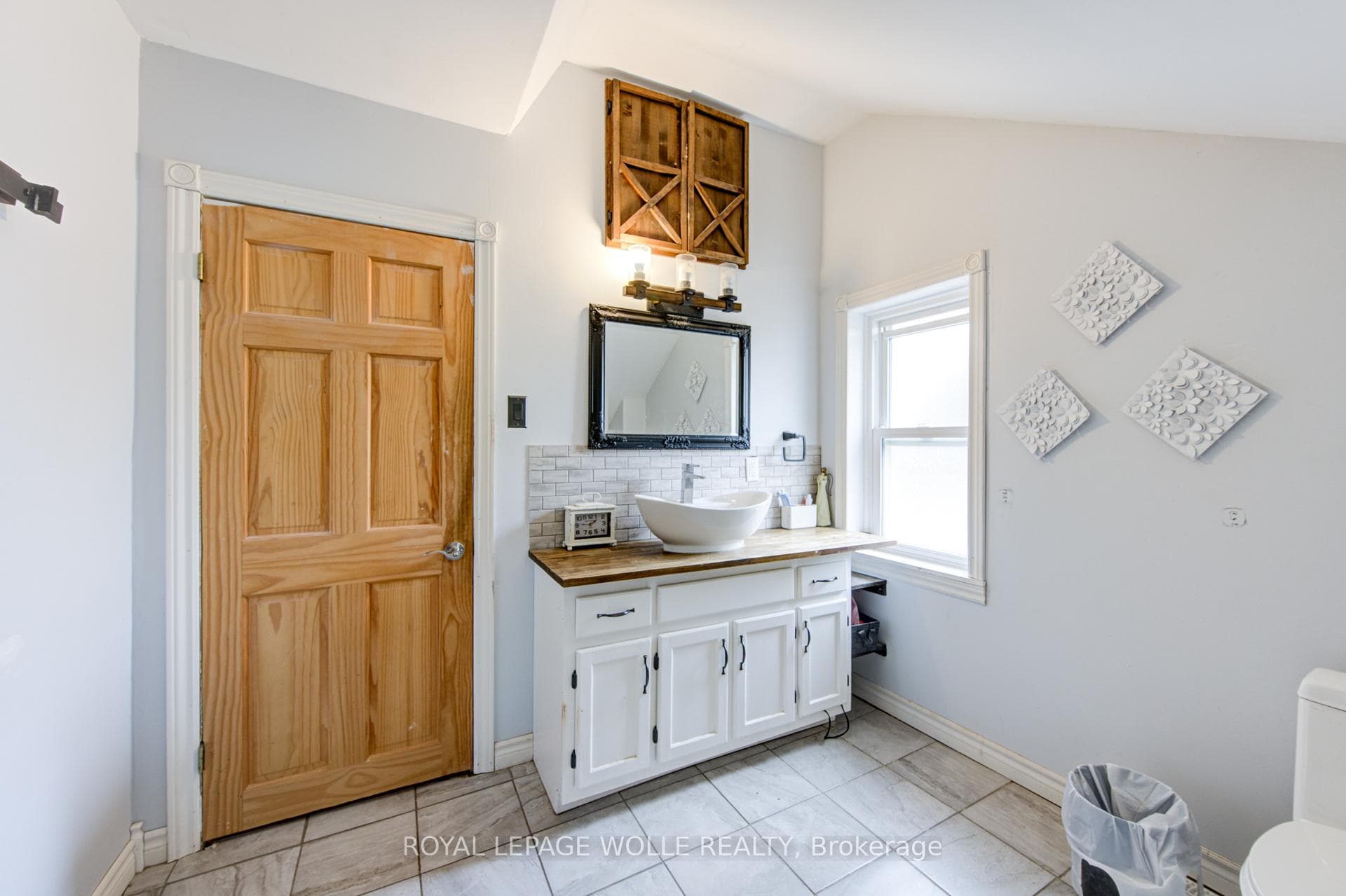 137 Wellington Street photo 7