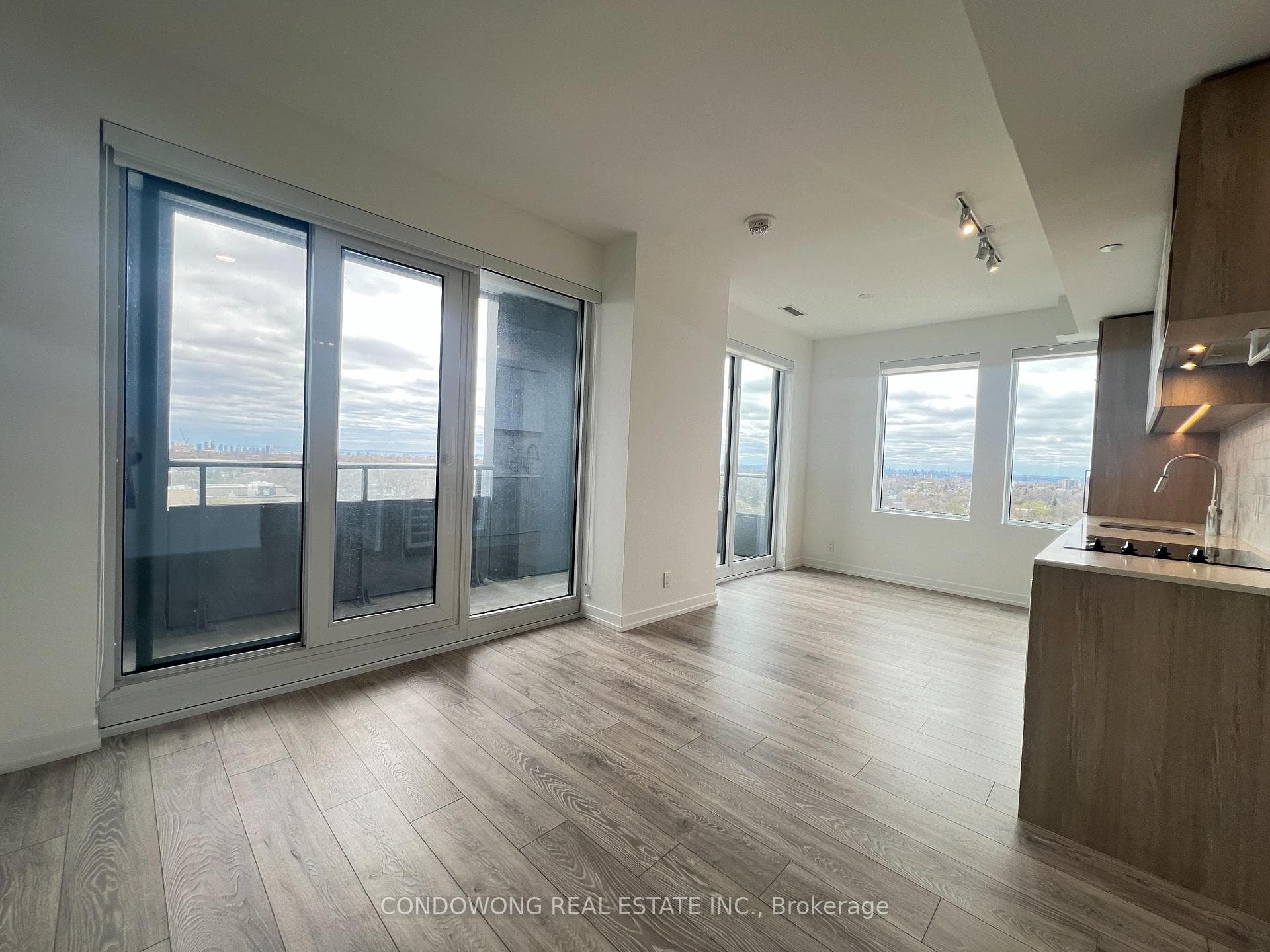 2020 Bathurst Street Unit 1205 photo 4