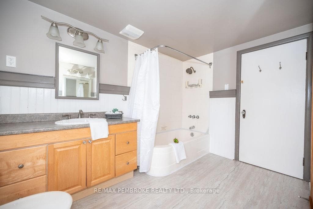 3301 PETAWAWA Boulevard photo 21