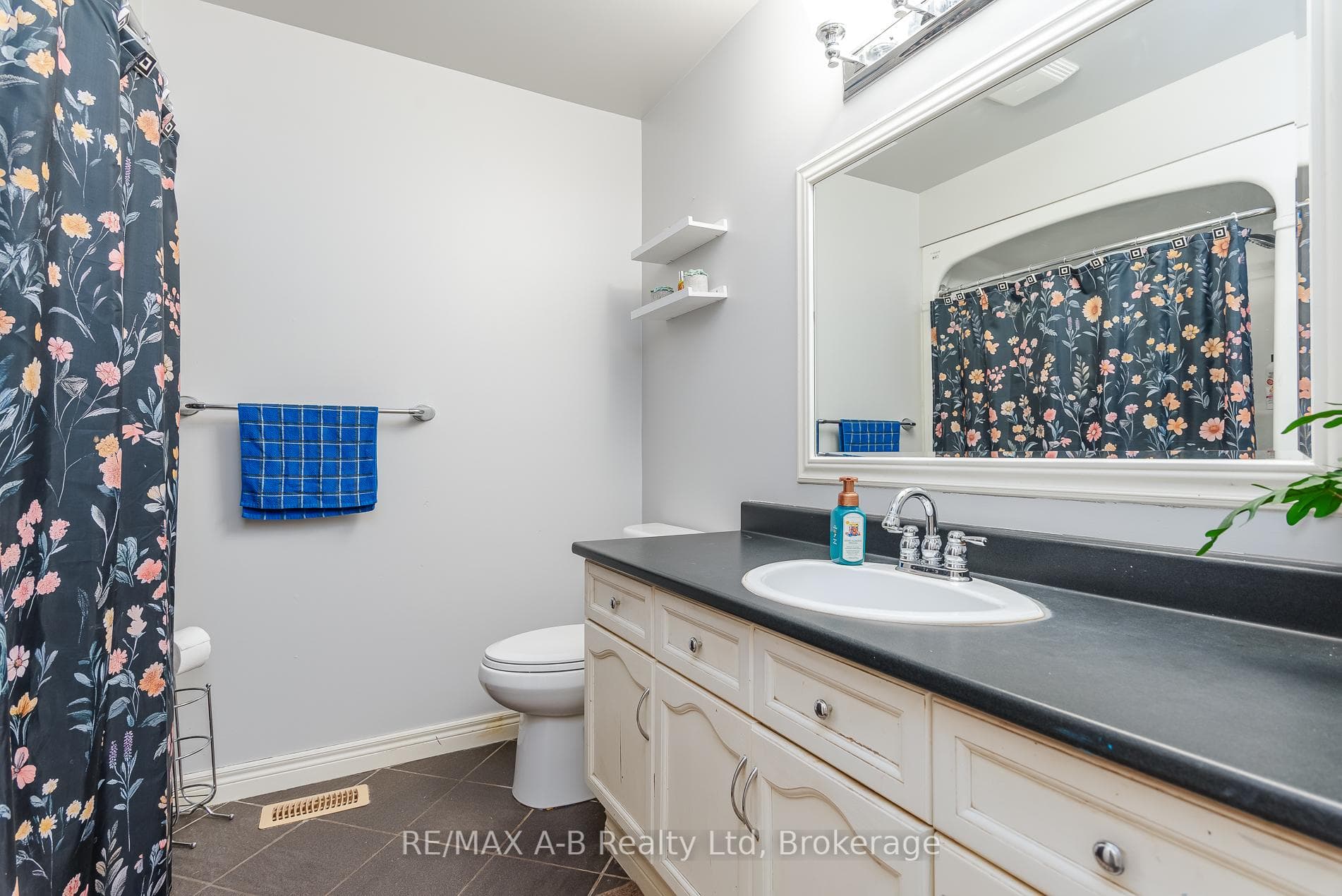 108 Walsh Crescent photo 37