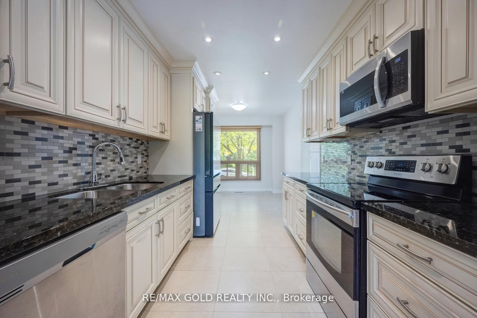 6258 Atherly Crescent photo 12