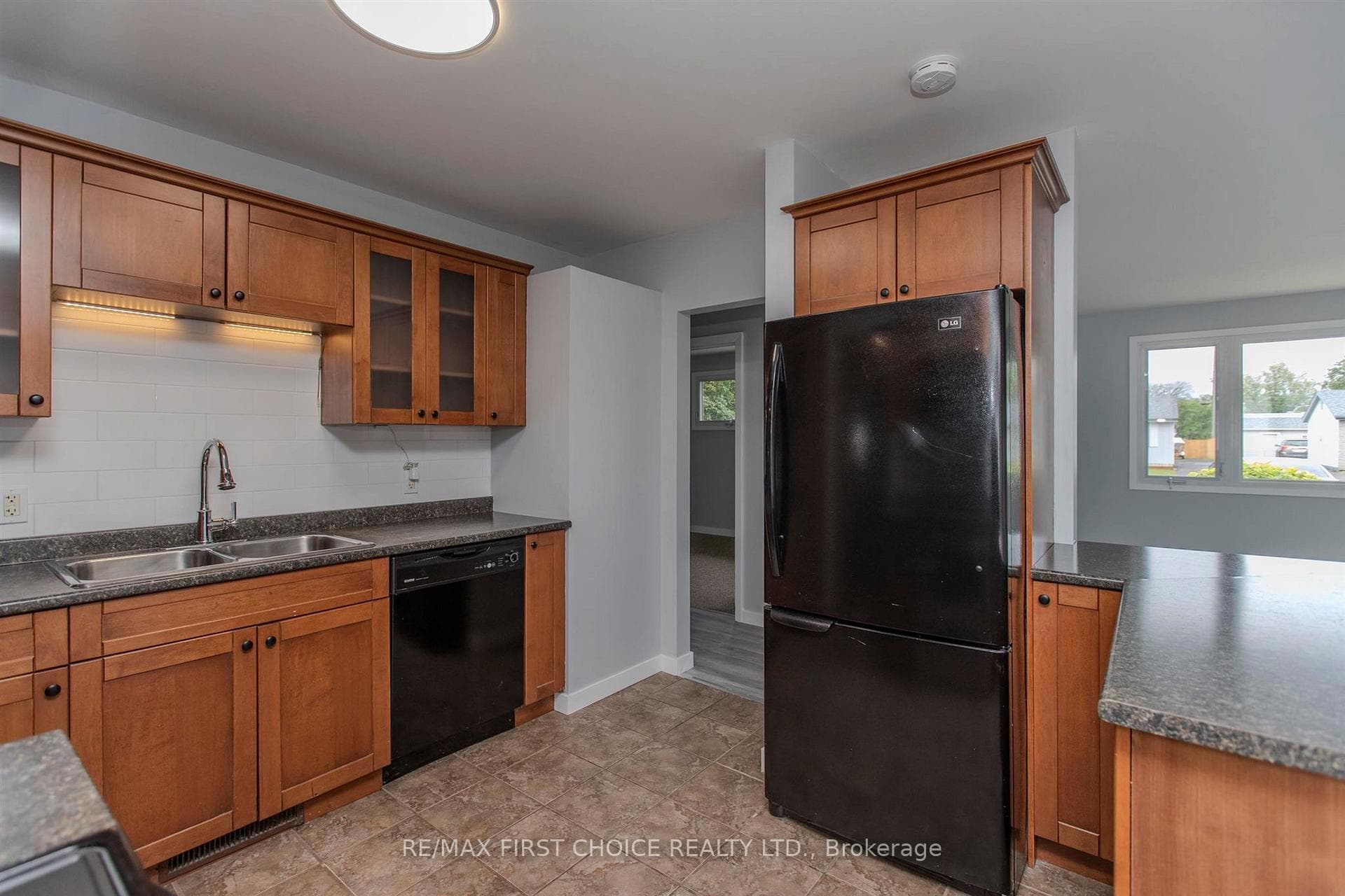 717 Grey Crescent photo 10