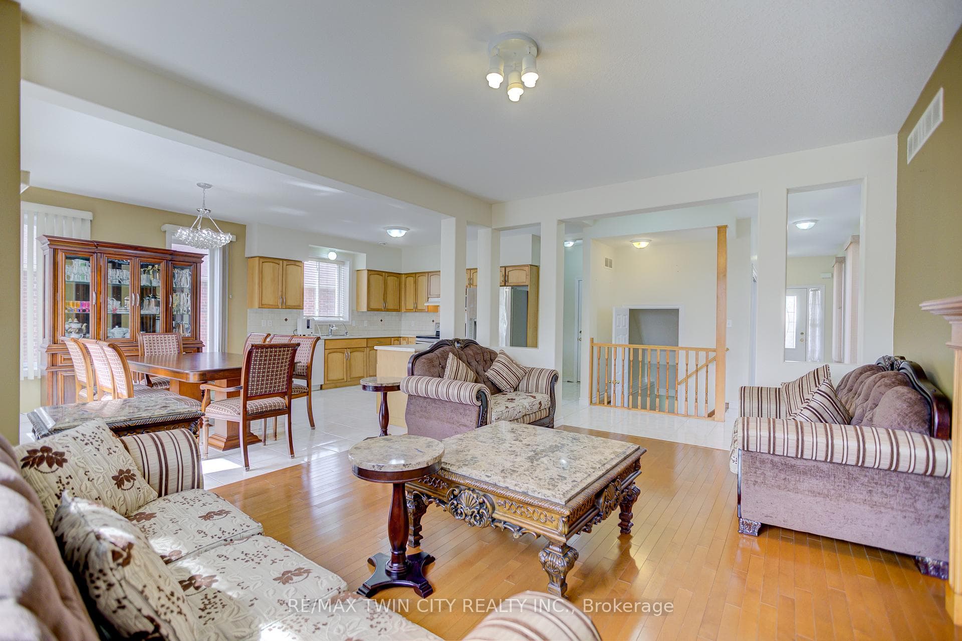 106 Country Clair Street photo 8
