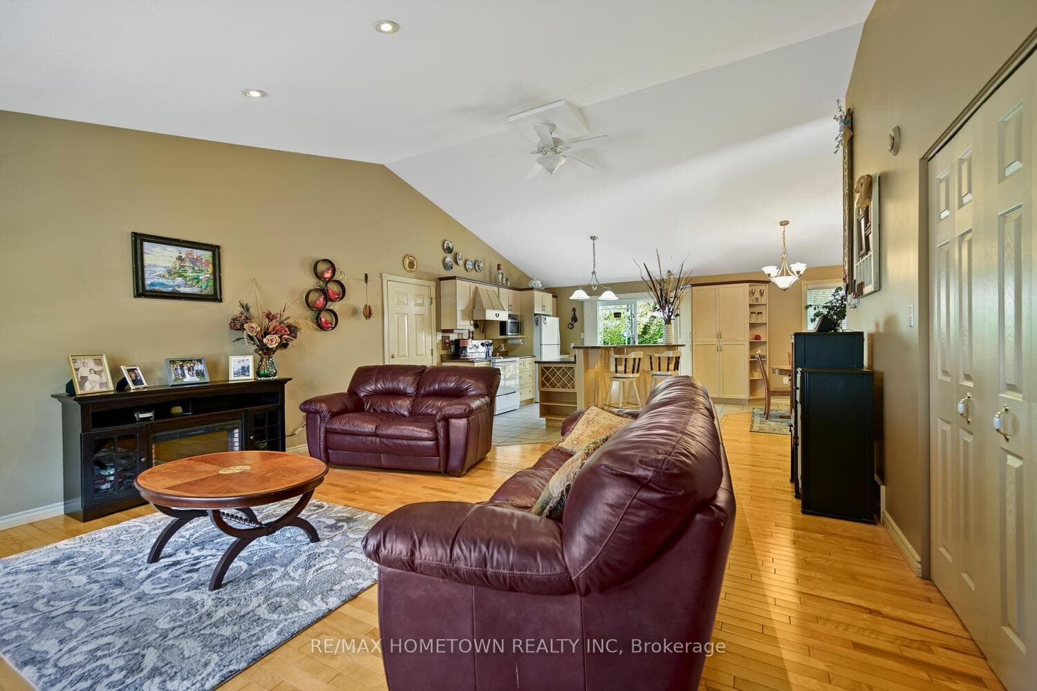 8121 Main Street photo 10