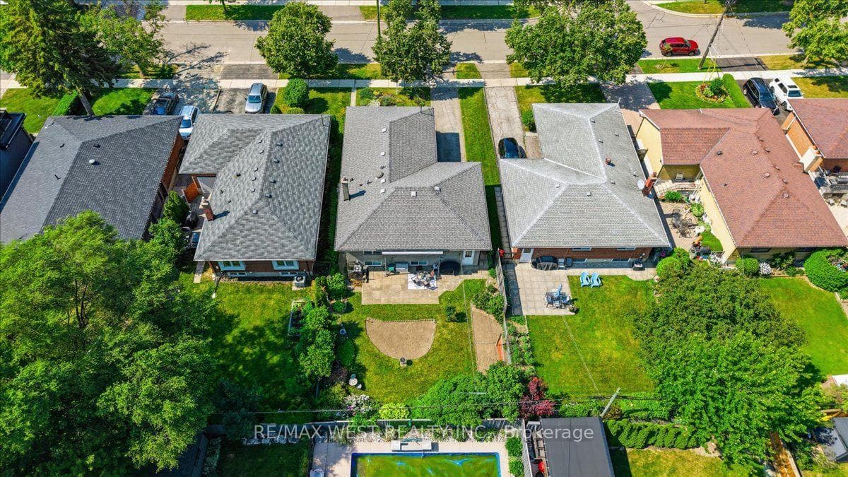19 Decarie Circle photo 40