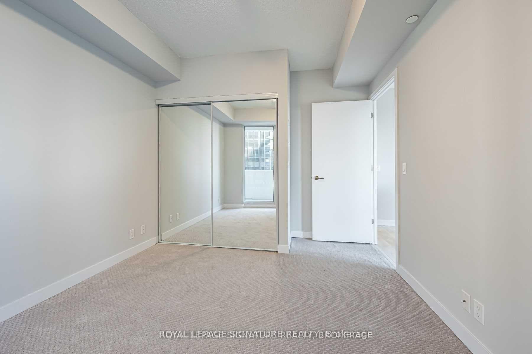 2221 Yonge Street Unit 5107 photo 4