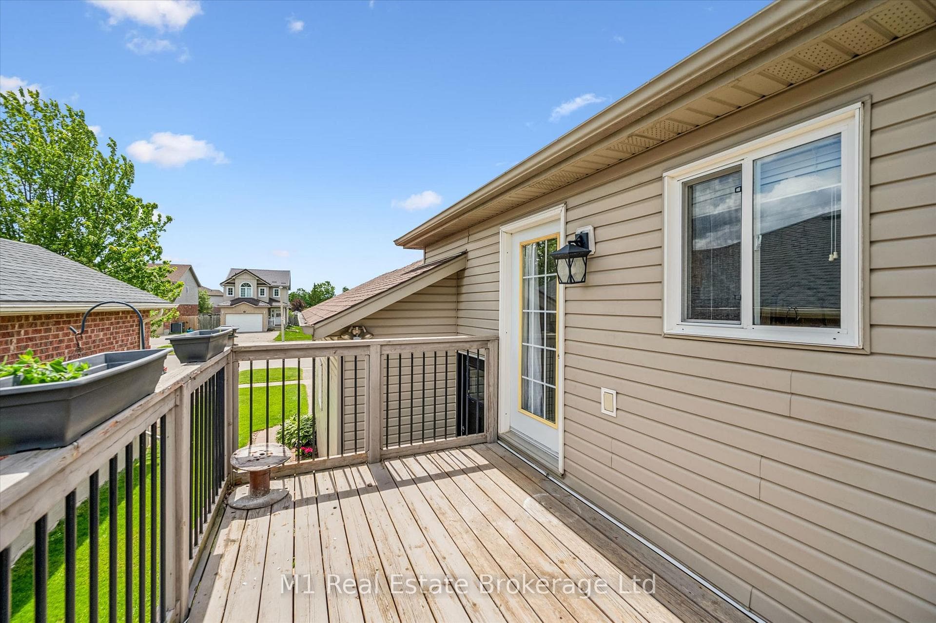 584 Mctavish Street photo 34