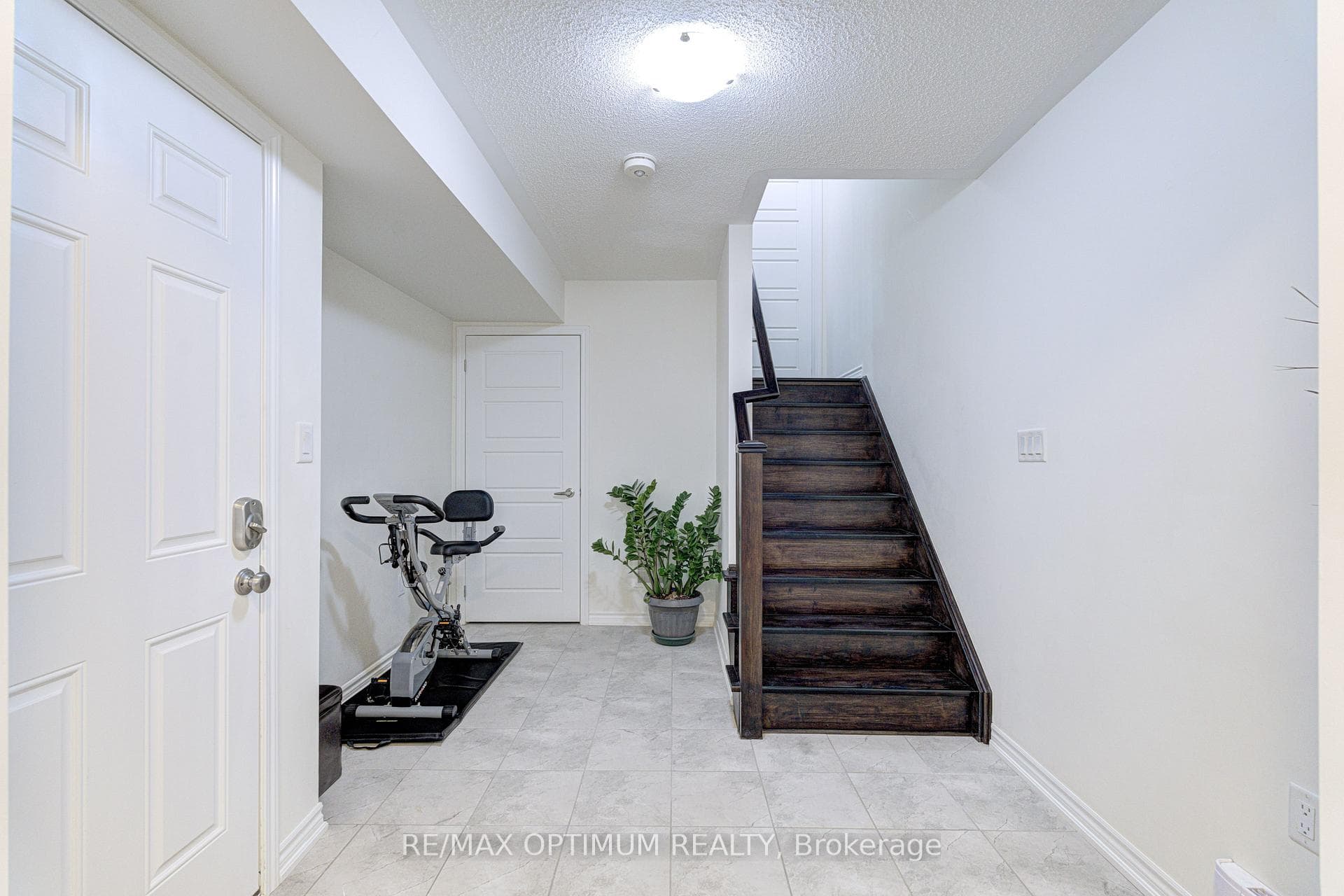 583 Laking Terrace photo 6