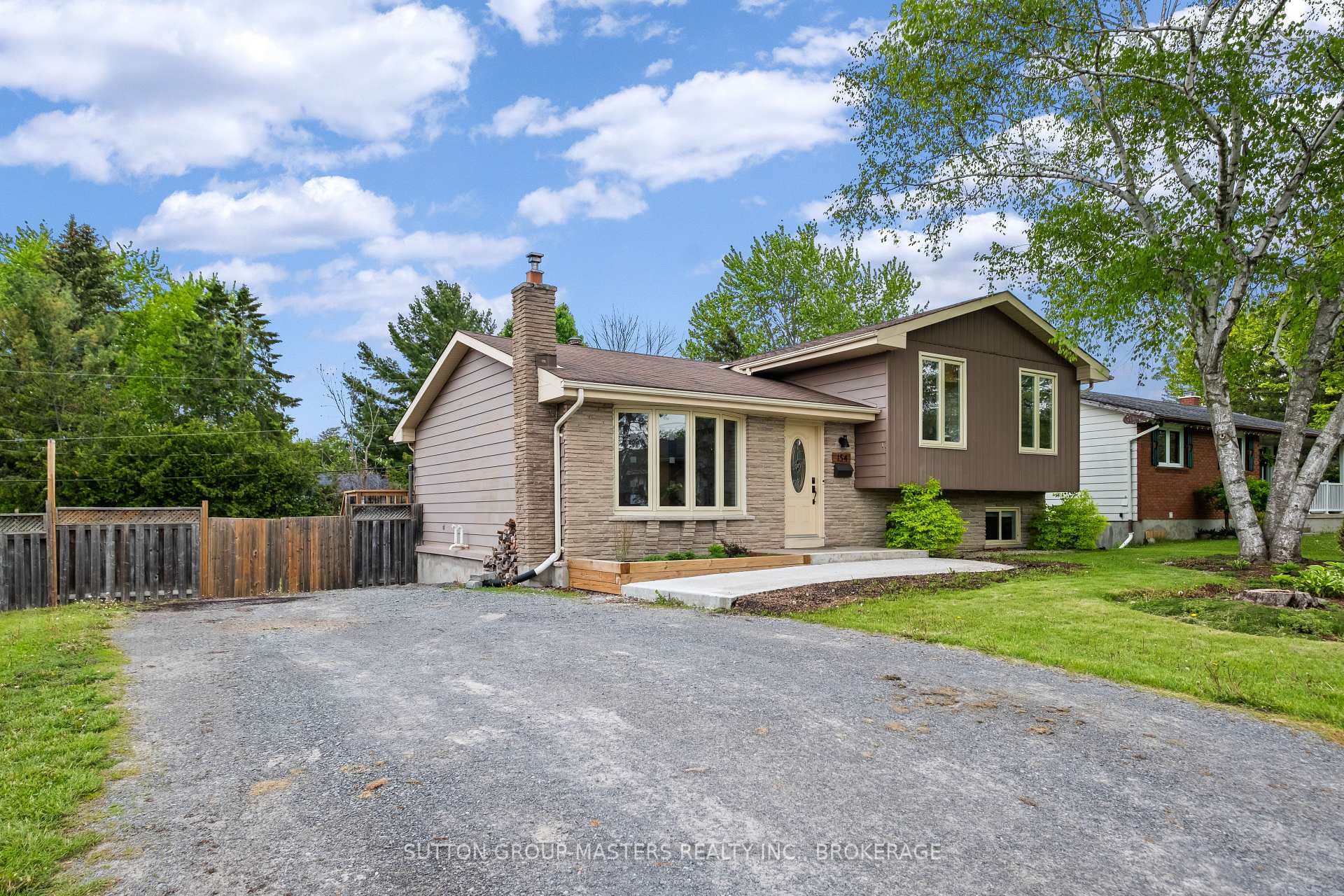 154 Manitou Crescent photo 3