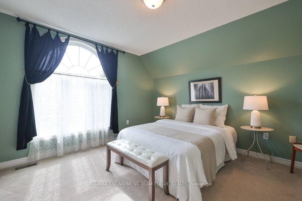2111 KEVIN Crescent photo 33
