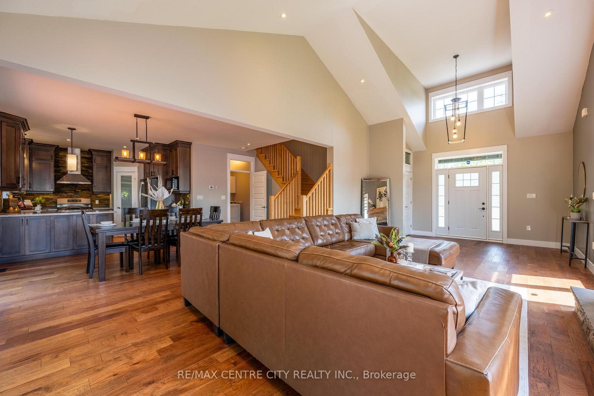 2580 Dundas Street photo 10