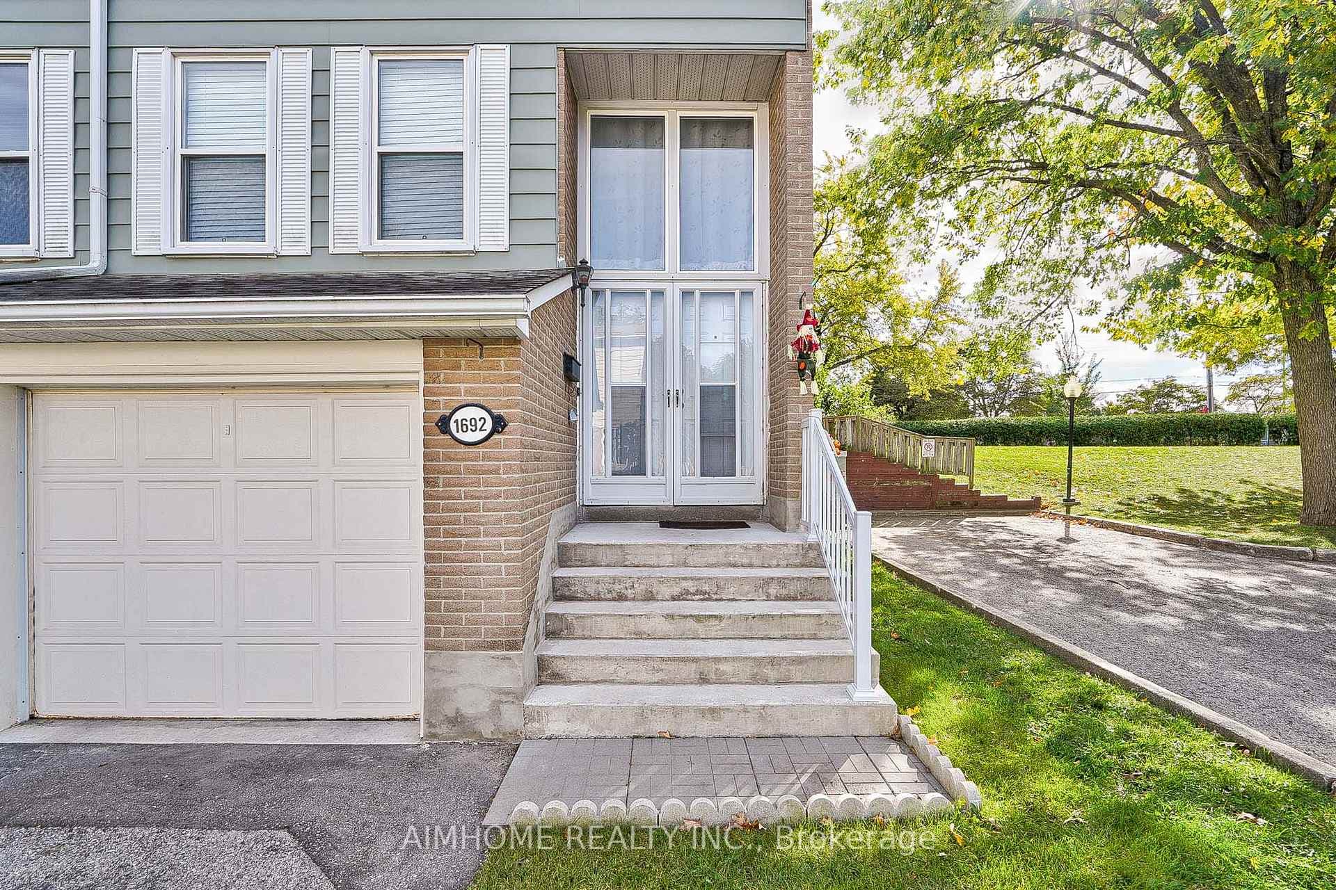 1692 John Street photo 3
