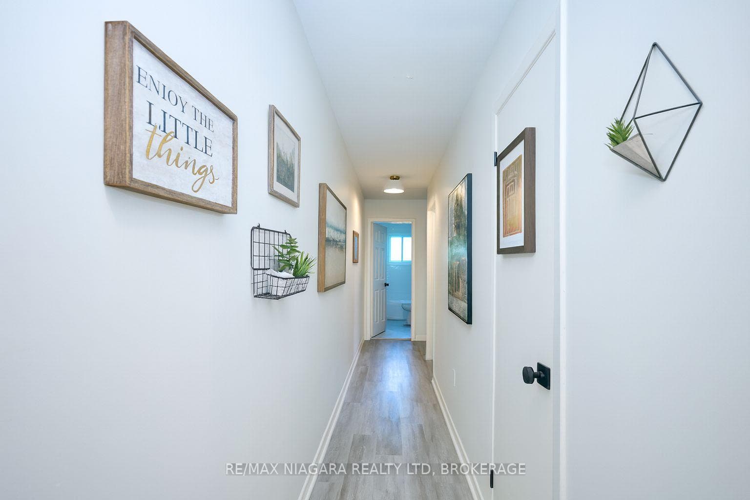 Virtually staged photos