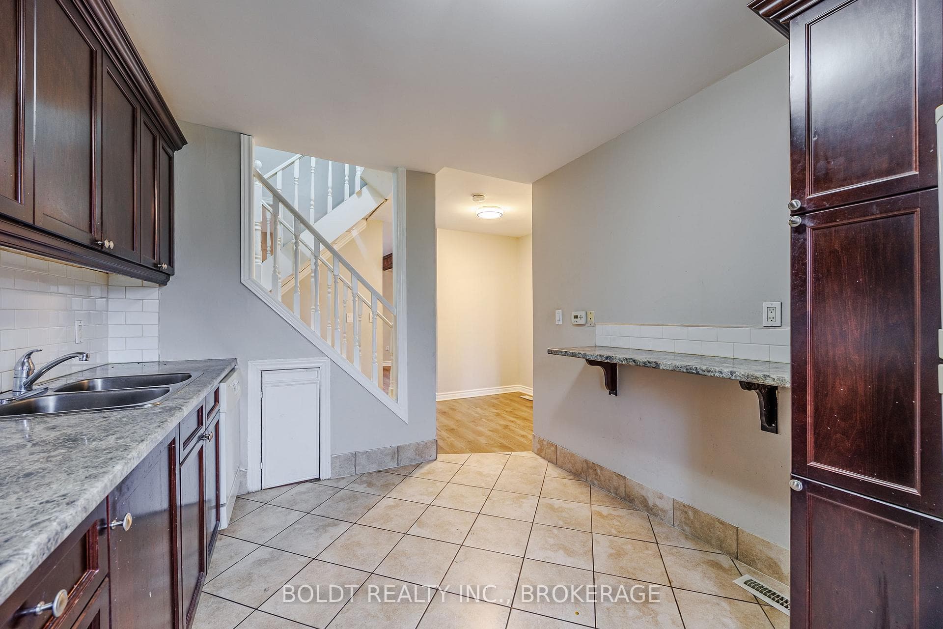 209 Rosslyn Avenue Unit upper photo 6