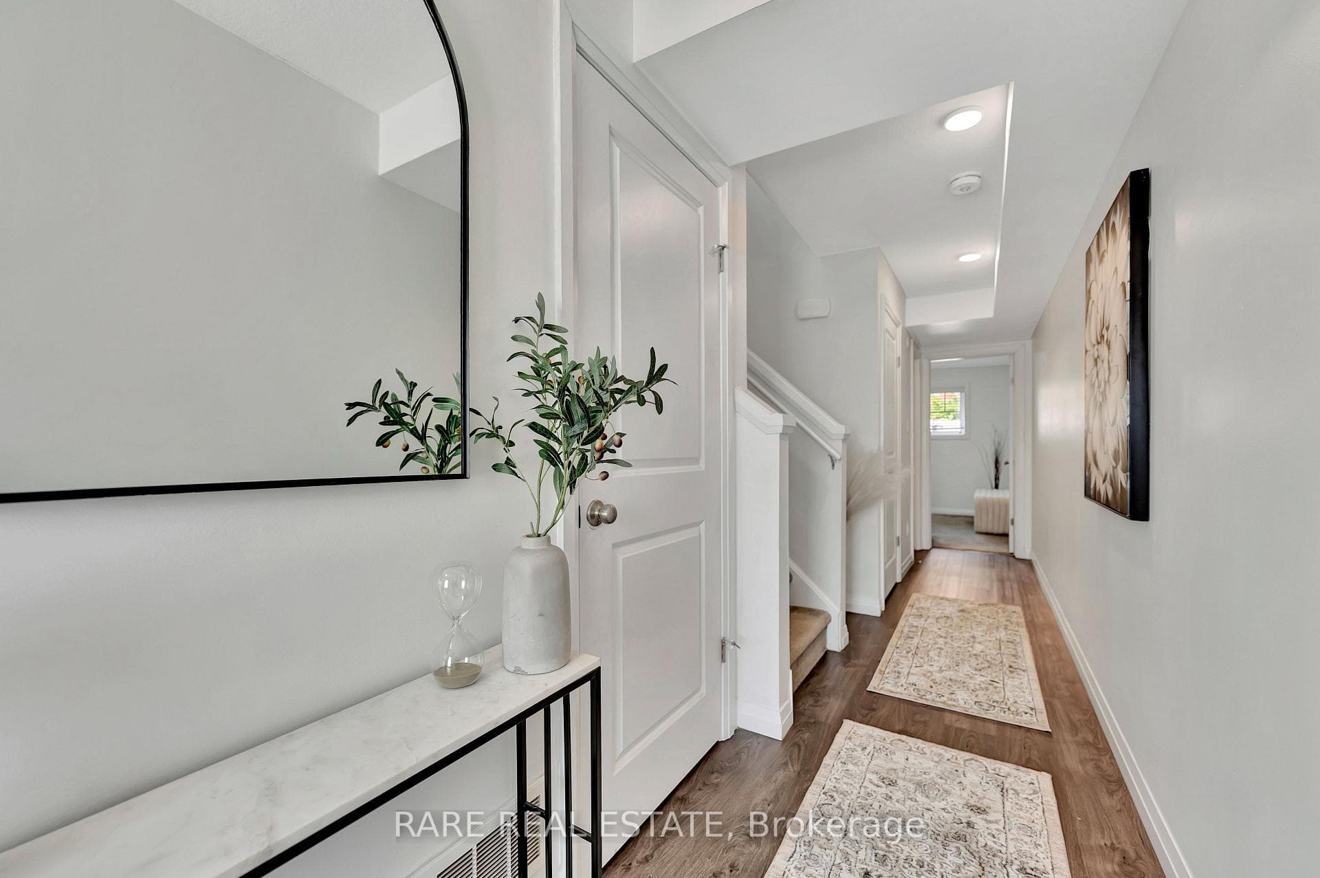 Ground Foyer with Coat Closet