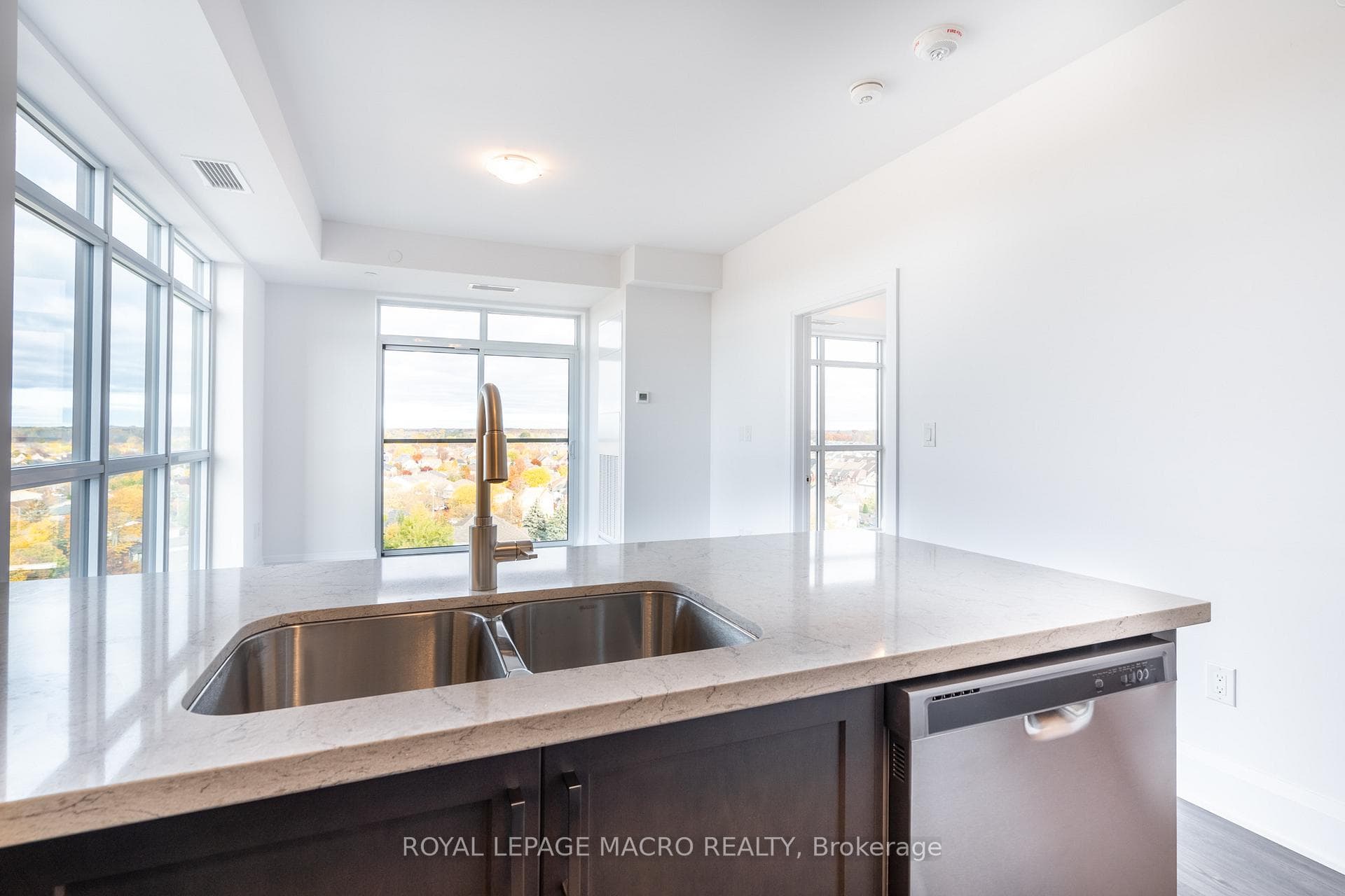 450 Dundas Street Unit 902 photo 3