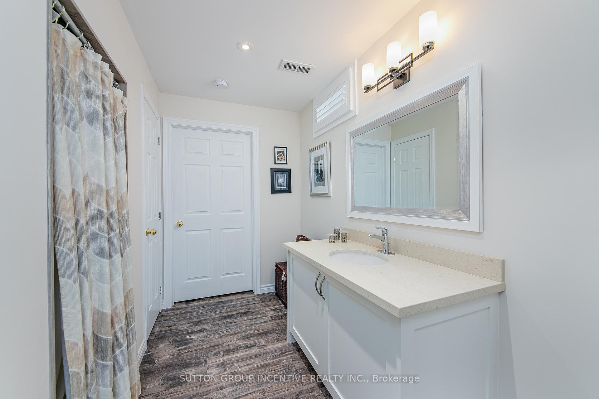 102 Seline Crescent photo 34