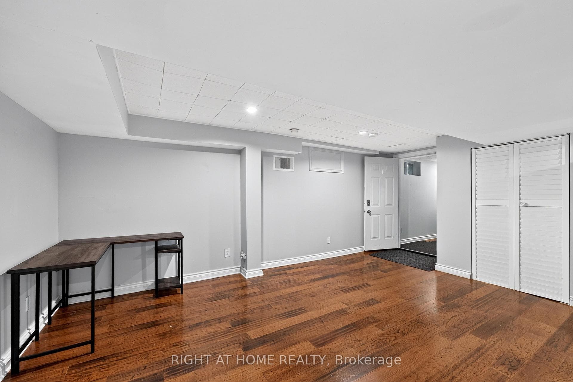 60 Westwood Drive photo 6